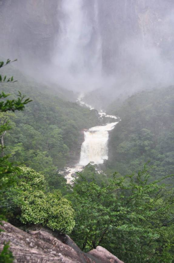 A pequena cachoeira aos pés do Salto Angel, em Canaima, no sul da Venezueka